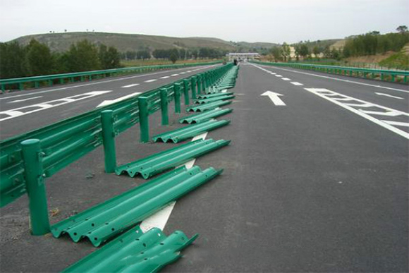 绥化波形护栏的维护与管理确保道路安全的关键步骤